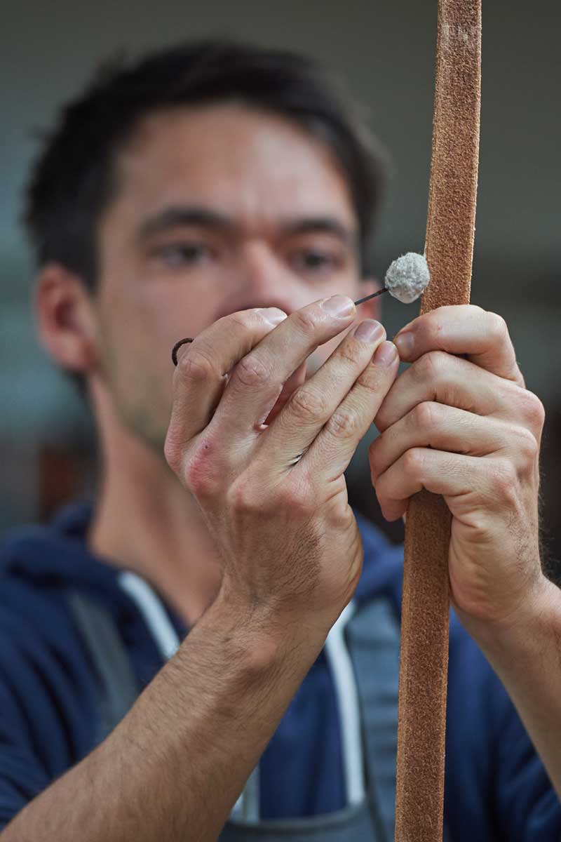 Willi Behrens bei der Arbeit an einem Gürtel
